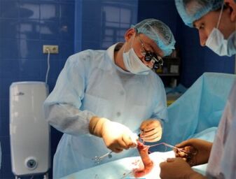 Chirurgų atliekama varpos didinimo operacija